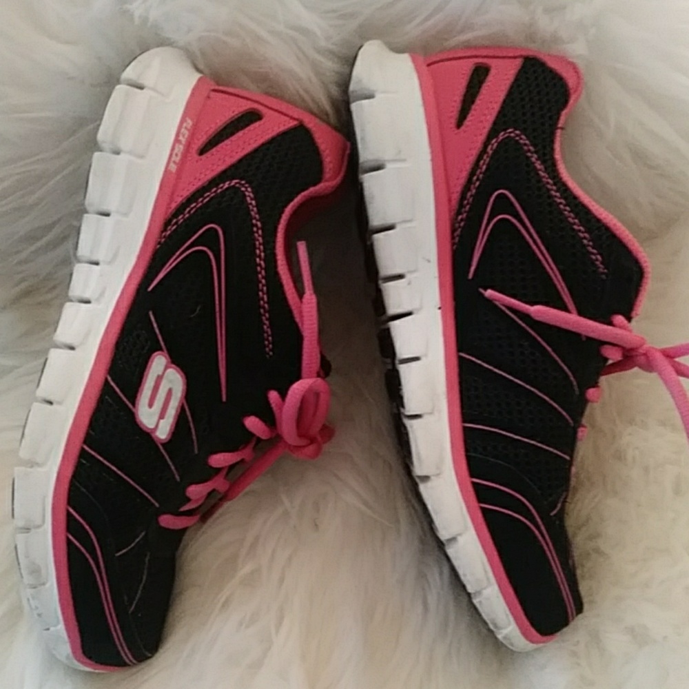 Skechers pink& black memory foam size 7.5 sneakers